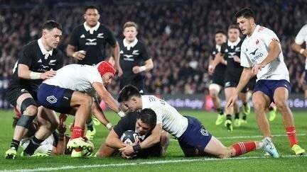 Le Néo-zélandais Anton Lienert-Brown face à la France le 19 juillet 2025. (MICHAEL BRADLEY / AFP)