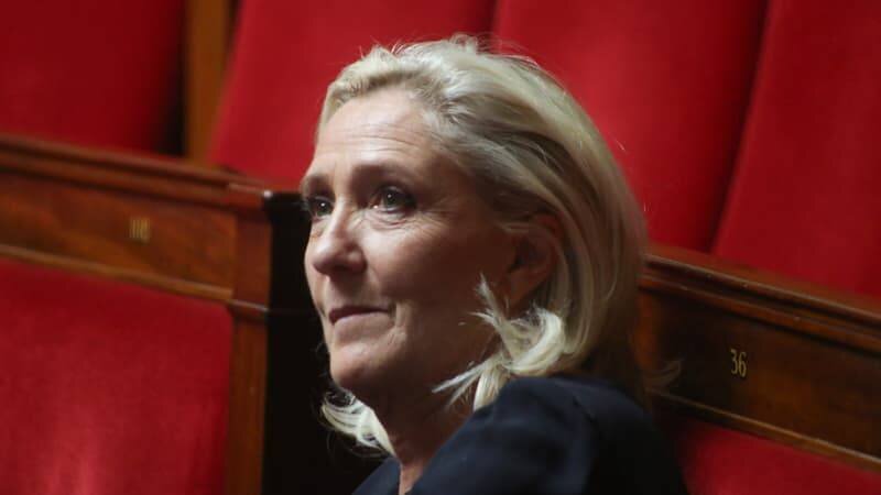 Marine Le Pen à l'Assemblée nationale lors du débat sur le projet de loi pour le rétablissement de Mayotte