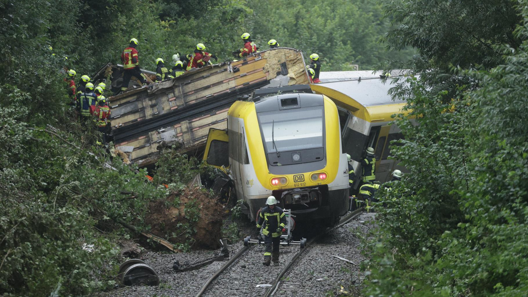 Secouristes sur les lieux du déraillement d’un train en Allemagne