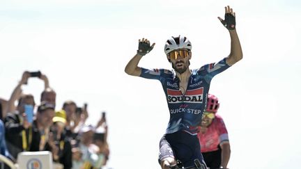 La joie du Français Valentin Paret-Peintre, vainqueur au sommet du mont Ventoux lors de la 16e étape du Tour de France, le 22 juillet 2025. (LOIC VENANCE / AFP)
