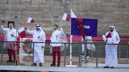 La délégation qatarie lors de la cérémonie d'ouverture des Jeux olympiques de Paris, le 26 juillet 2024 sur la Seine. (AYTAC UNAL / AFP)