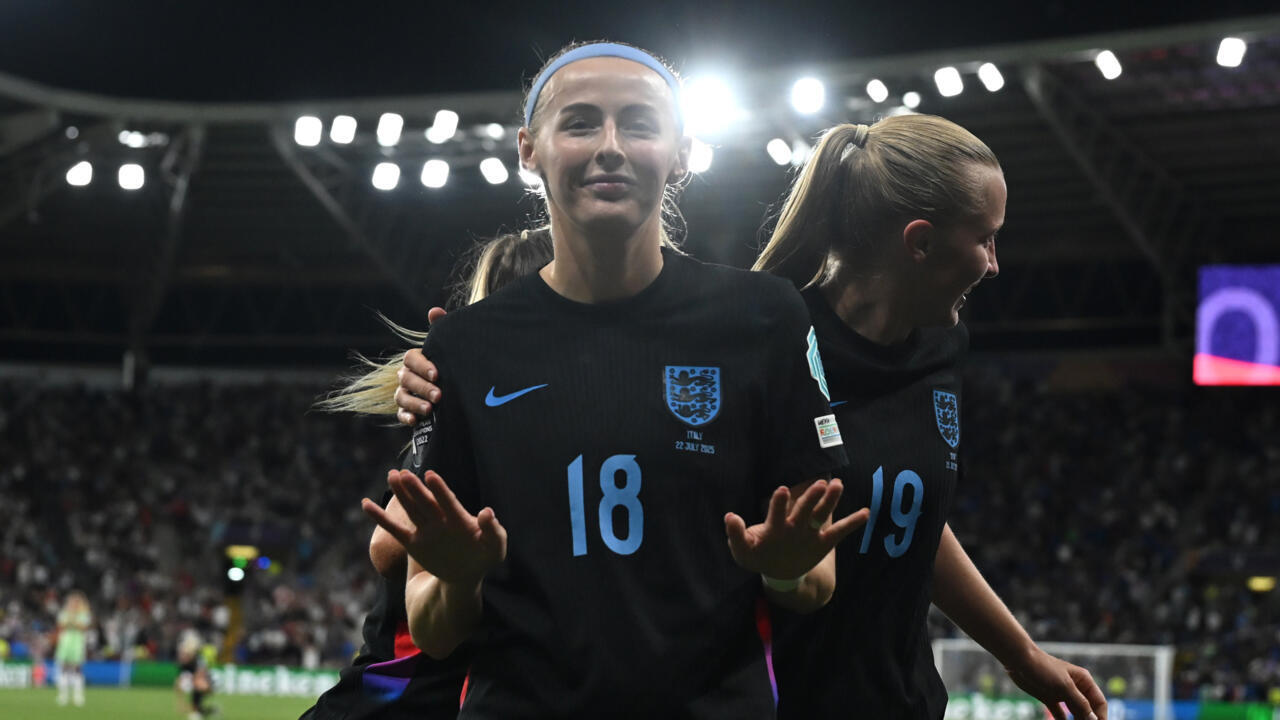 L'attaquante de l'Angleterre Chloe Kelly (N.18) félicitée par Agnes Beever-Jones après son but décisif contre l'Italie à l'Euro à Genève, le 22 juillet 2025.