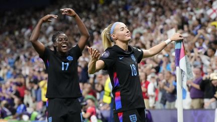 Michelle Agyemang et Chloe Kelly, buteuses lors de la victoire de l'Angleterre contre l'Italie en demi-finales de l'Euro, le 22 juillet 2025 à Genève. (JOSE BRETON / AFP)