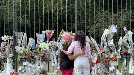 Anouchka Delon vérifiant les bouquets