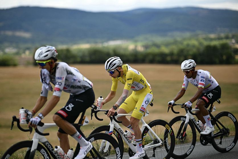 Tadej Pogacar, le maillot jaune, entouré de ses coéquipiers de l’UAE Team Emirates-XRG sur le Tour de France.