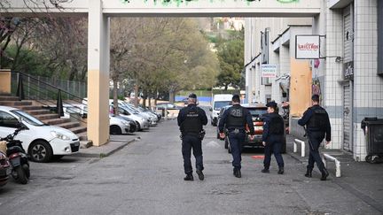 Des CRS patrouillent dans le quartier de La Castellane, à Marseille, en mars 2024. (NICOLAS TUCAT / AFP)