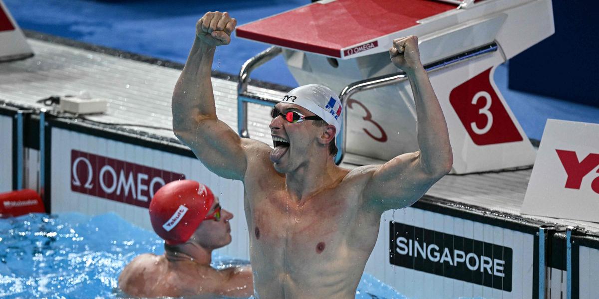 Maxime Grousset fête sa victoire aux Mondiaux de Singapour