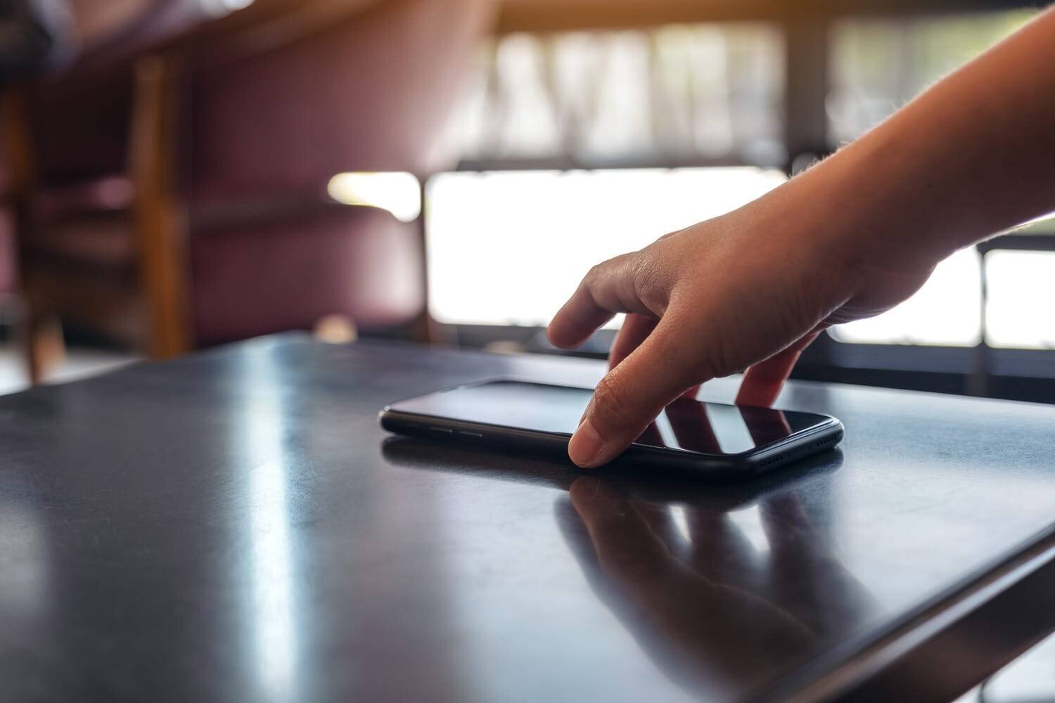 J'ai arrêté de poser mon téléphone face visible sur mon bureau, ce simple geste a changé mon quotidien