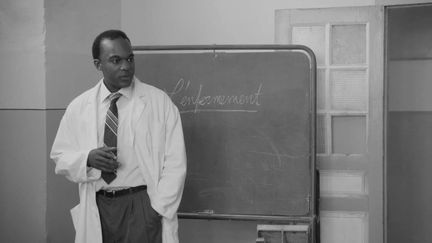 Scène du film 'Frantz Fanon' avec Alexandre Desane dans la peau du psychiatre et intellectuel français (SHELLAC FILMS)