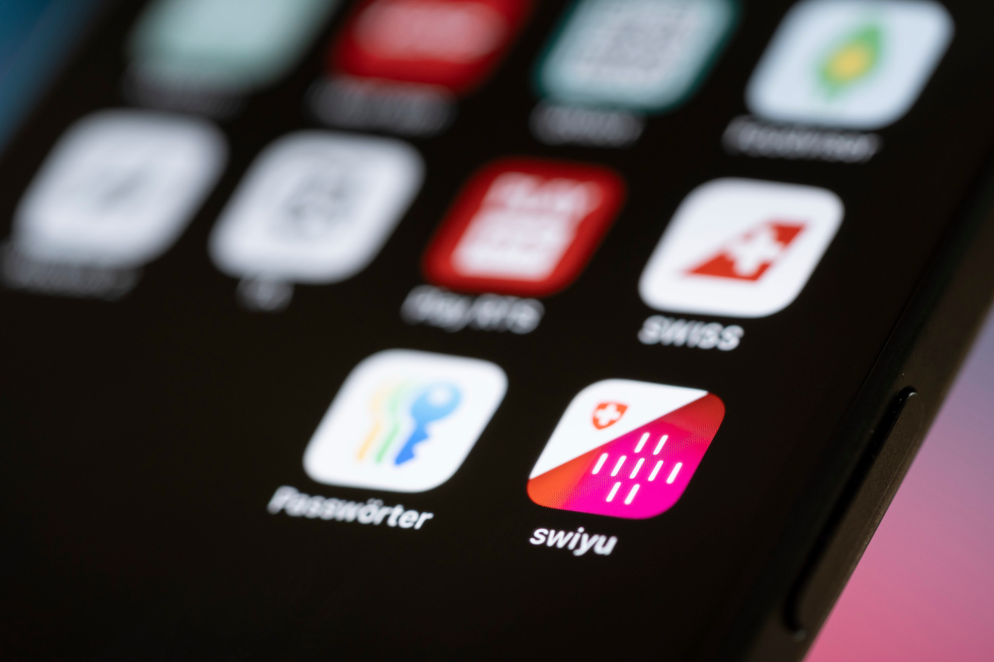Écran d’un smartphone montrant l’application swiyu et d’autres icônes, illustrant la version bêta d’une identité électronique (E-ID) à Zurich.