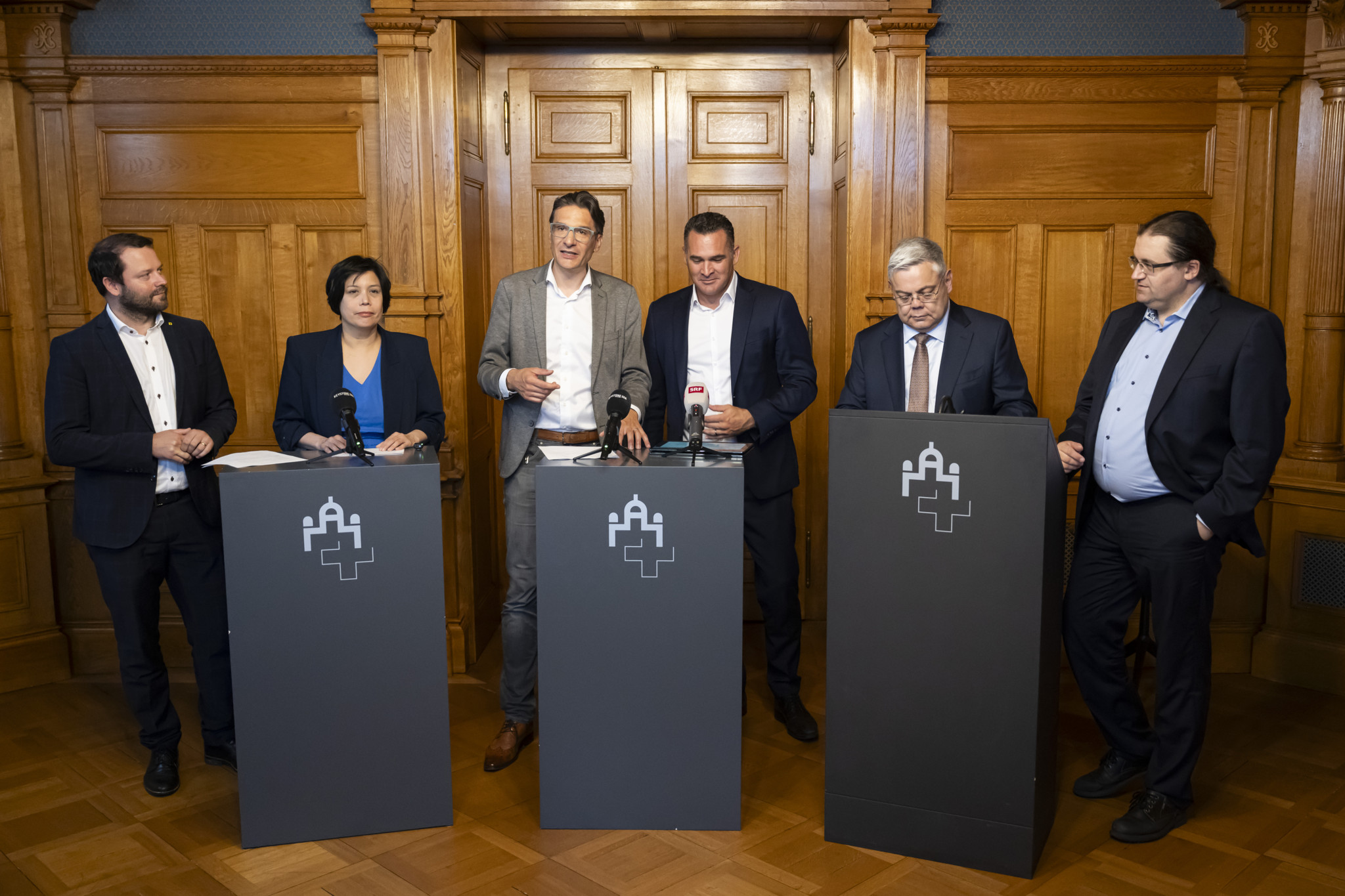 Des parlementaires suisses, dont Gerhard Andrey et Min Li Marti, discutent du nouveau projet de loi E-ID lors d’une conférence de presse à Berne.
