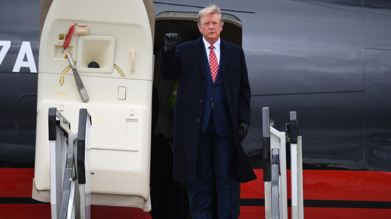 Donald Trump débarque du Trump Force One à l'aéroport d'Aberdeen, Écosse