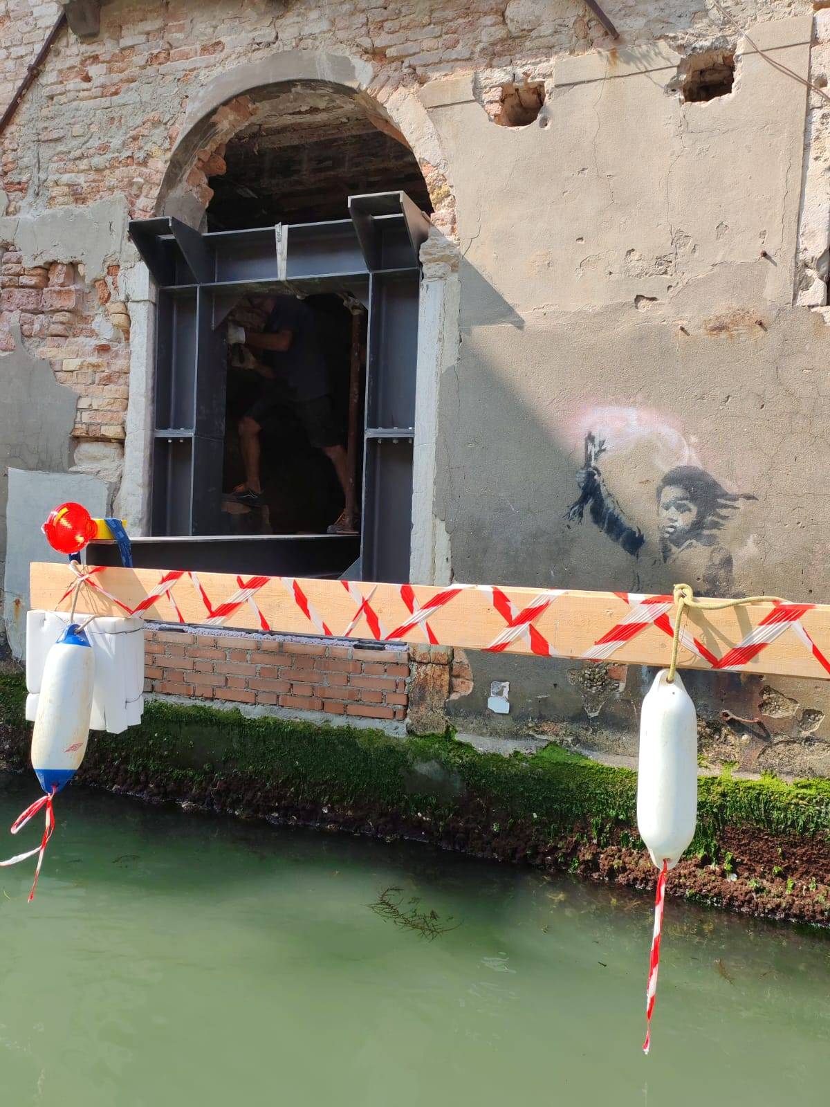The Migrant Child de Banksy