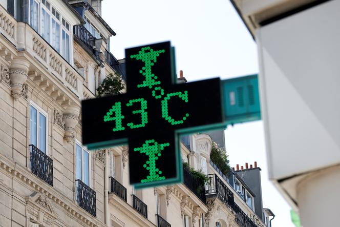 Un thermomètre de pharmacie affiche une température de 43 °C alors qu’une vague de chaleur estivale frappe Paris, en France, le 1ᵉʳ juillet 2025.