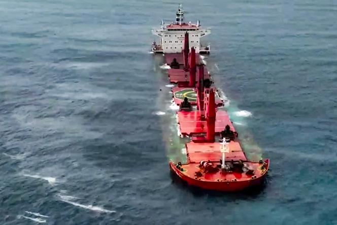 Le vraquier « Magic Seas », coulé par les rebelles houthistes en mer Rouge, le 6 juillet 2025.