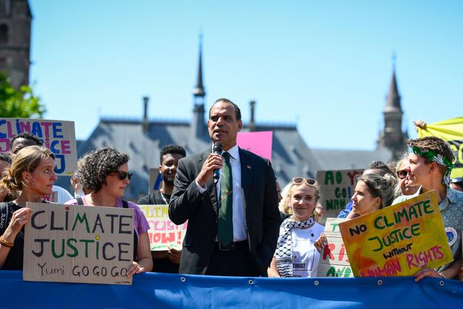 Le ministre du climat de Vanuatu, Ralph Regenvanu, lors d’un rassemblement pour la justice climatique devant la Cour internationale de justice, à La Haye, le 23 juillet 2025.