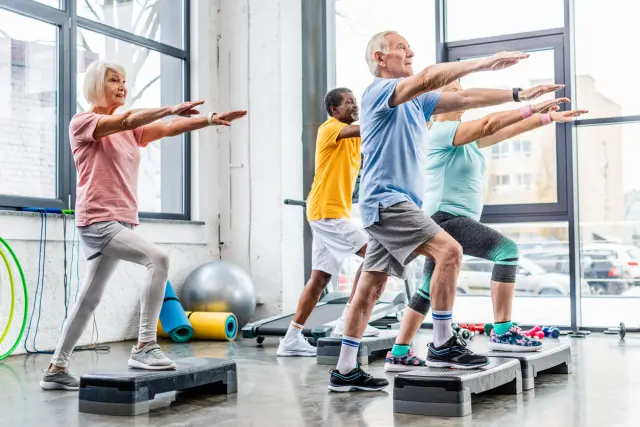 Une alimentation riche en calcium et en vitamine D, et 150 minutes d'activité physique par semaine, peuvent ralentir l'apparition de la courbure du dos.