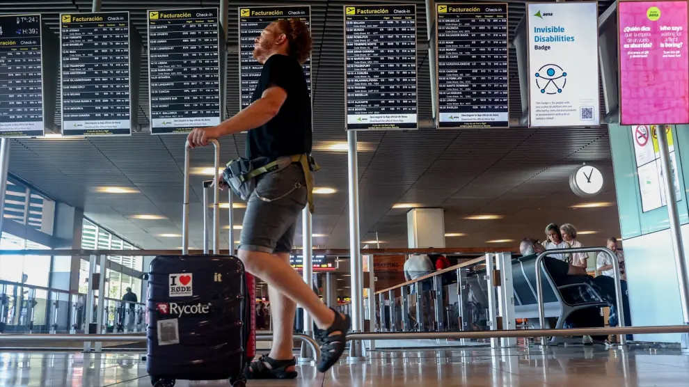 Une azafata explique ce qu'il faut faire avec les bagages lors d'un vol avec escale pour ne pas les perdre