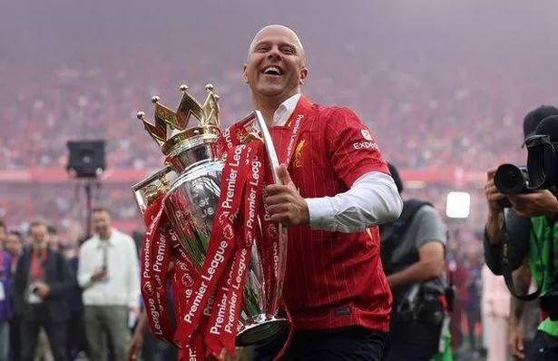 Arne Slot tenant le titre de Premier League