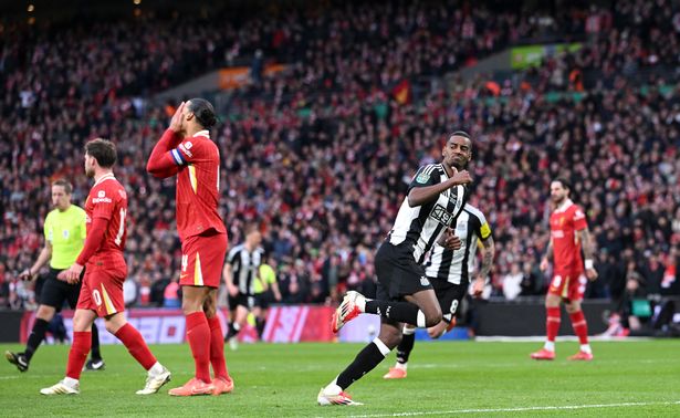 Alexander Isak célébrant contre Liverpool