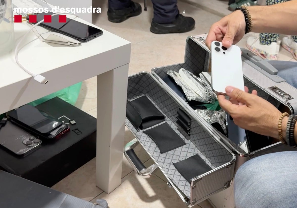 Enregistrement dans un des domiciles du Raval de Barcelone, où étaient stockés les mobiles volés.
