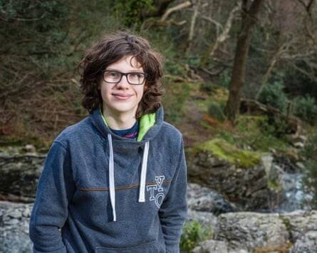 Dara McAnulty près d'un ruisseau