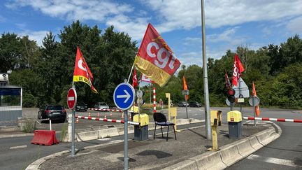 Des salariés se relaient depuis le 22 juillet pour bloquer l'accès au site de Novasco à Hagondange, en Moselle. (LOUISE BUYENS / FRANCEINFO)