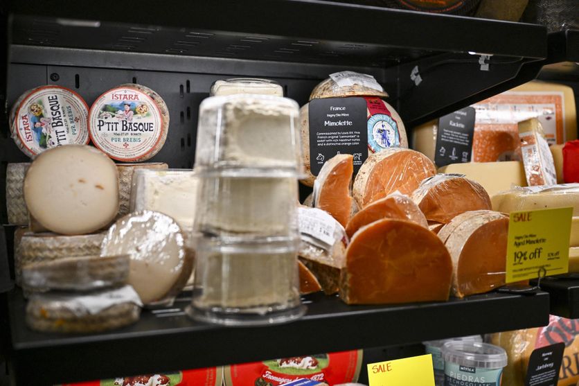 Des fromages importés en vente dans une épicerie à New York, le 8 avril 2025.