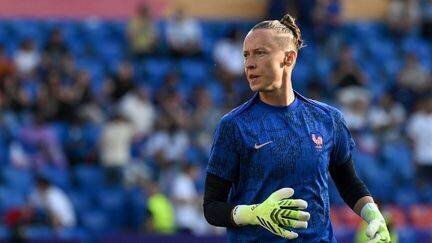 La gardienne de l'équipe de France Pauline Peyraud-Magnin avant le match contre les Pays-Bas à l'Euro, le 13 juillet à Bâle. (MIGUEL MEDINA / AFP)