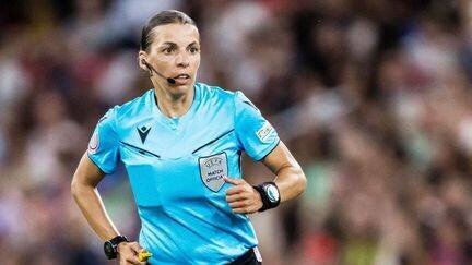 Stéphanie Frappart lors du quart de finale de l'Euro entre la Norvège et l'Italie à Genève, le 16 juillet 2025. (BILDBYRAN / AFP)