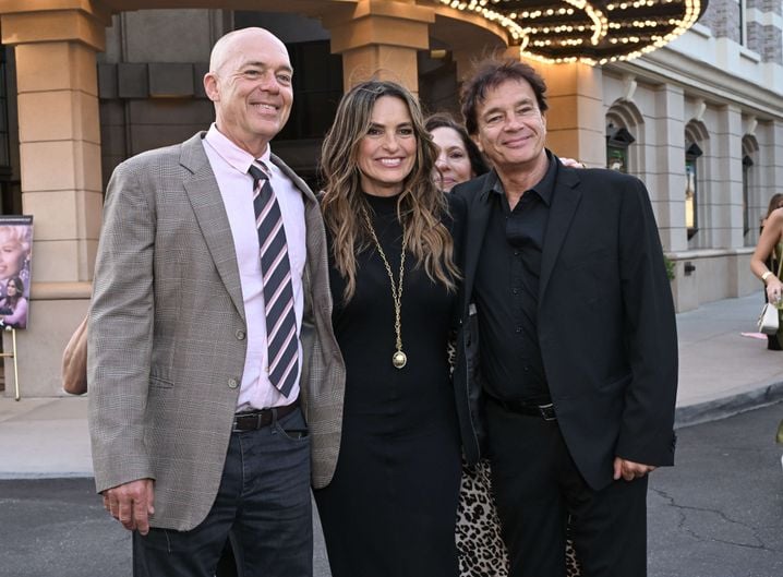 Mariska Hargitay entourée de ses frères Mickey Hargitay Jr (à gauche) et Zoltan Hargitay (à droite), à Los Angeles, le 23 juin 2025.