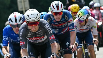 Des membres de l'échappée de la 20e étape du Tour de France, entre Nantua et Pontarlier, le 26 juillet 2025. (LOIC VENANCE / AFP)