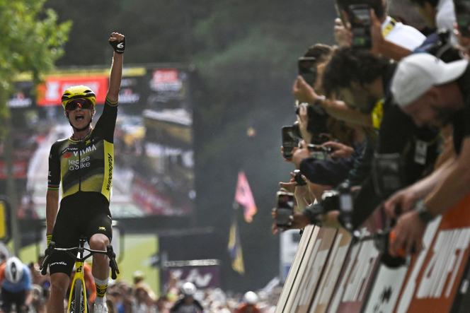 Marianne Vos célèbre sa victoire sur la première étape de la quatrième édition du Tour de France, entre Vannes et Plumelec, dans le Morbihan, le 26 juillet 2025.