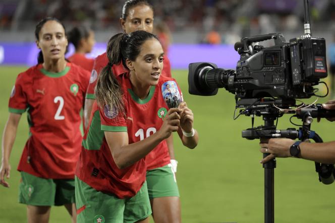 La footballeuse marocaine Sakina Ouzraoui Diki après avoir marqué un but face au Ghana, en demi-finales de la Coupe d’Afrique des nations, à Rabat, le 22 juillet 2025.