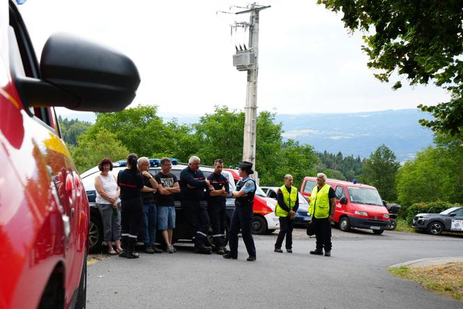 Des secouristes et un gendarme près du lieu de l'accident