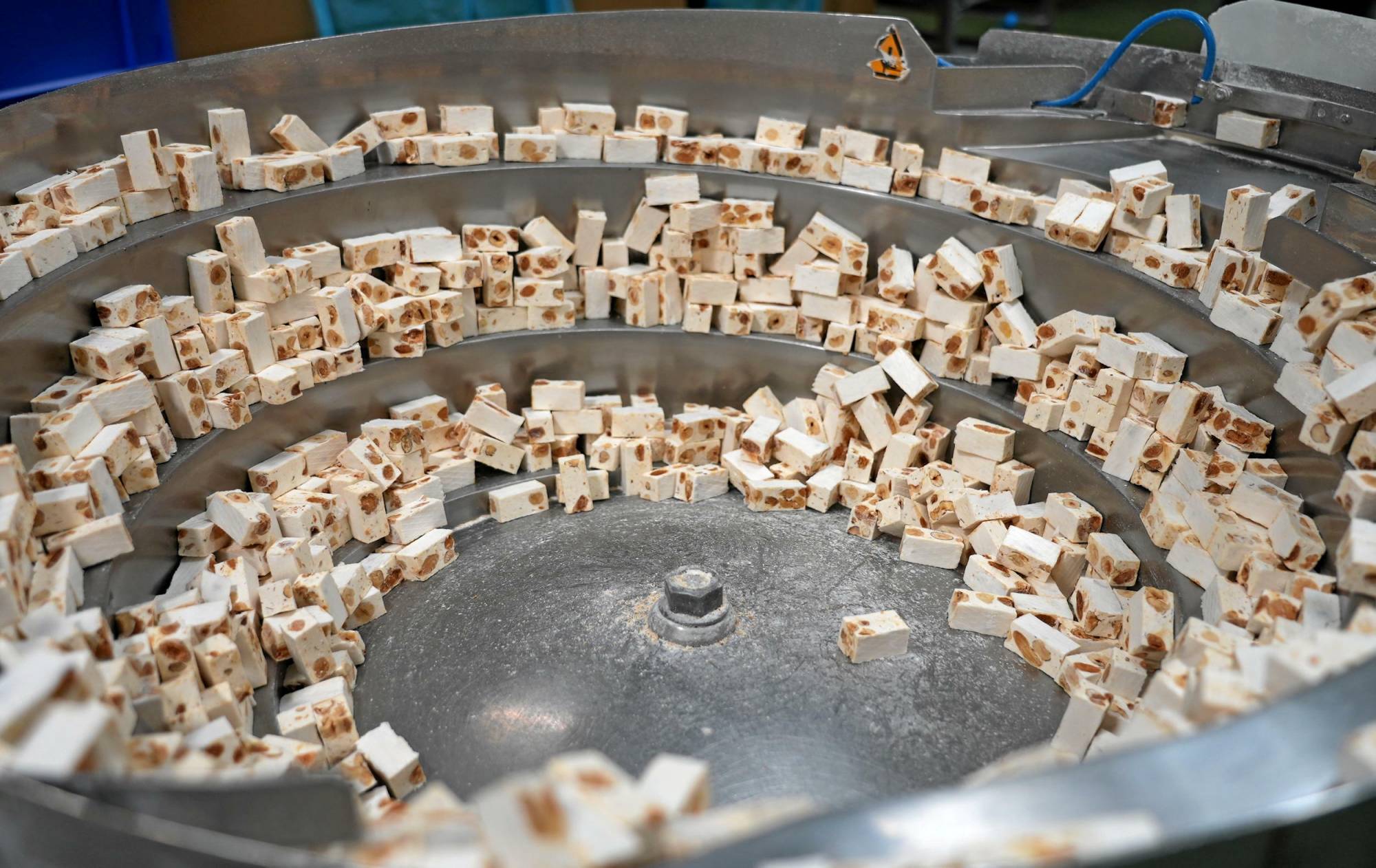 Immersion au cœur de la fabrication des nougats de Montélimar chez Chabert & Guillot.