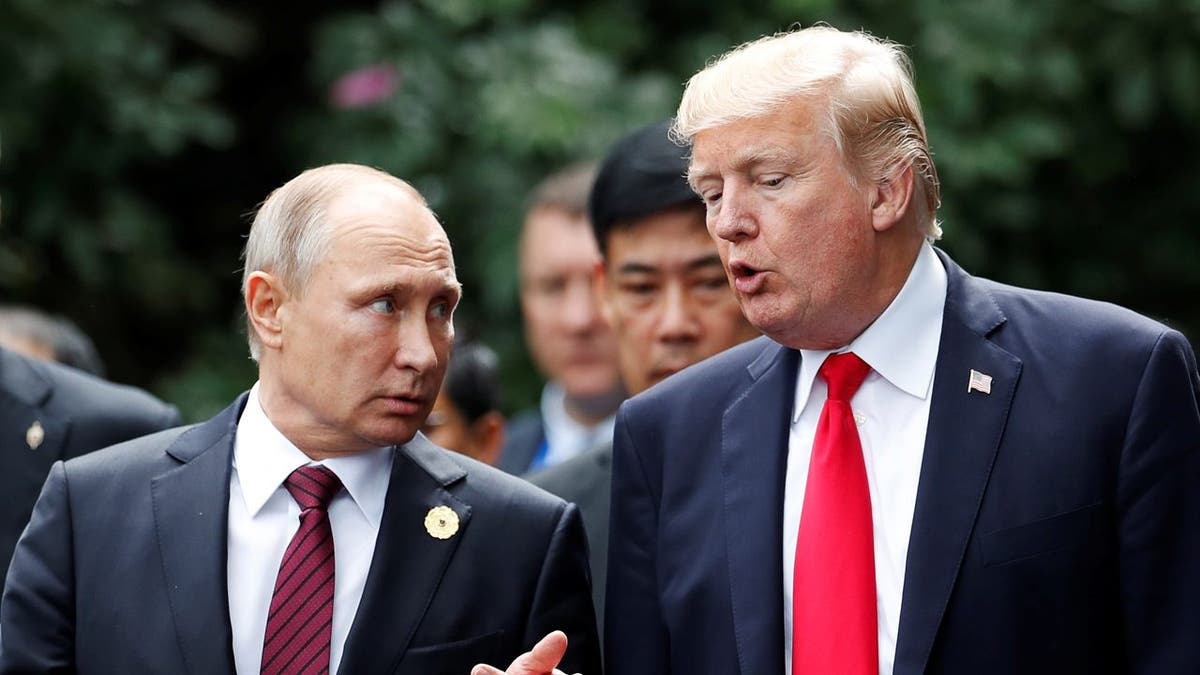 Donald Trump et Vladimir Poutine lors d'une session photo à l'APEC en 2017