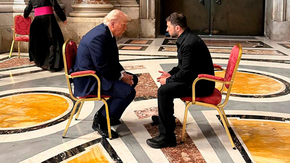 Donald Trump et le président ukrainien Volodymyr Zelensky lors des funérailles du Pape François