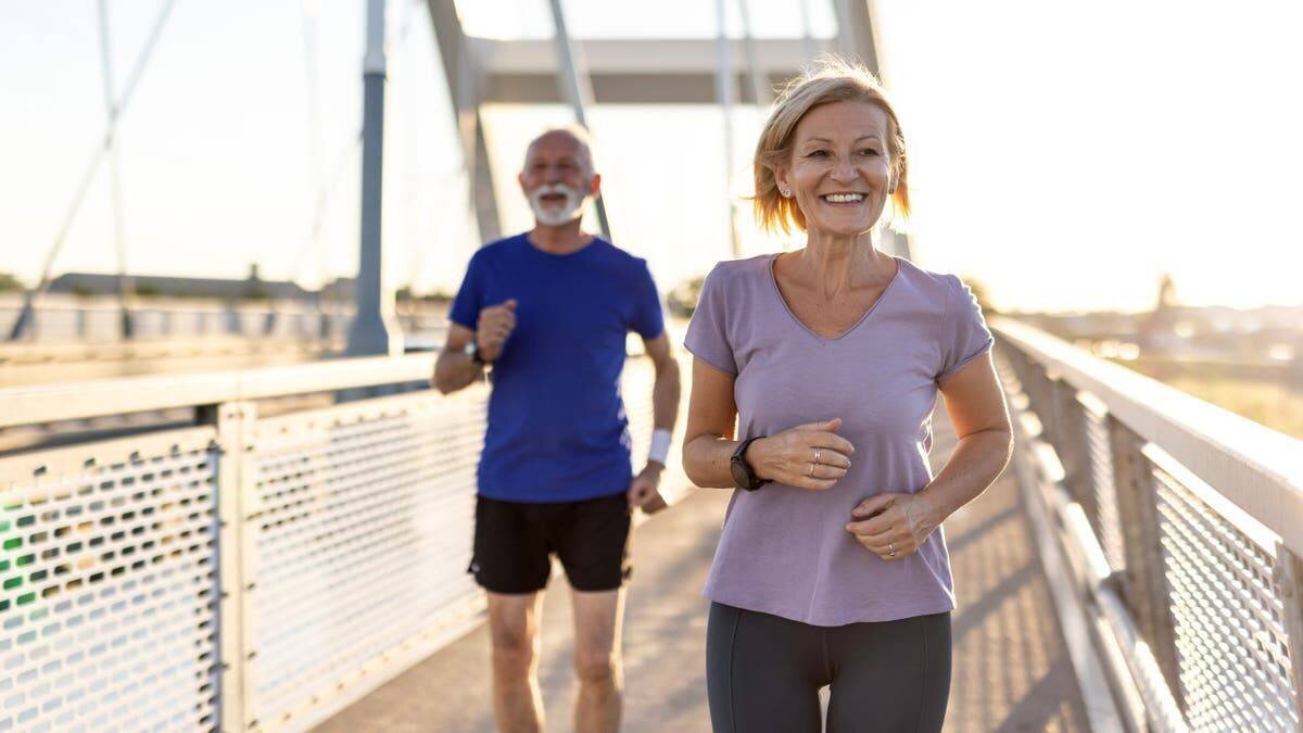 Couple marchant rapidement