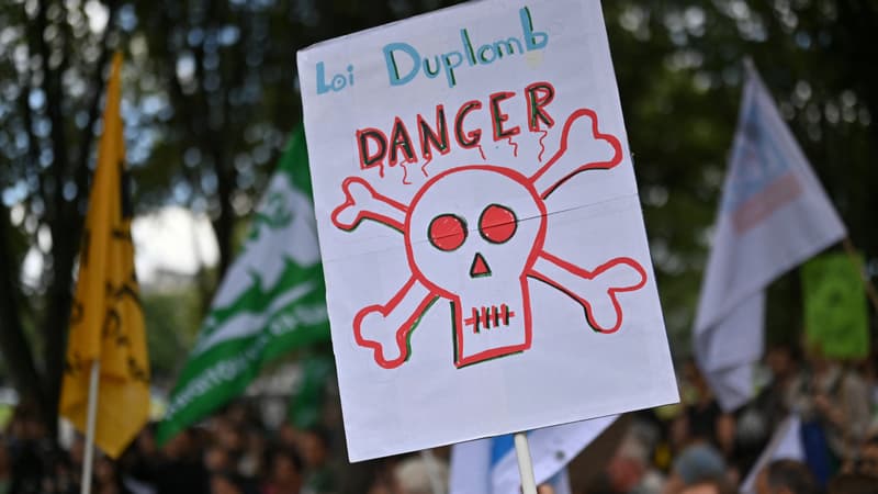 Une pancarte avec le message Loi Duplomb danger, lors de la manifestation contre la loi Duplomb, à Paris, France, le 8 juillet 2025.