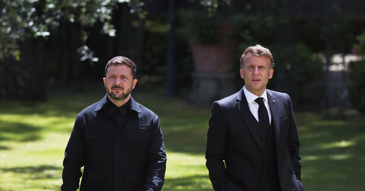 Photo diffusée par le service de presse de la présidence ukrainienne, le 26 avril 2025, montrant Emmanuel Macron et Volodymyr Zelensky lors d'une rencontre à Rome