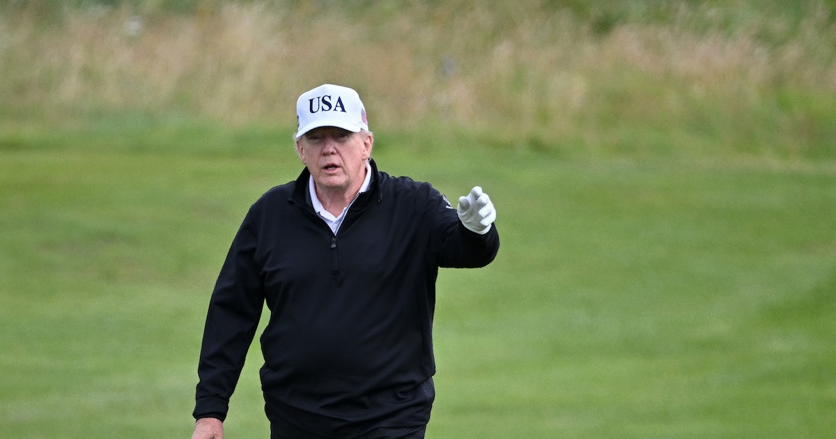 Le président américain Donald Trump joue au golf à Turnberry en Ecosse, le 26 juillet 2025