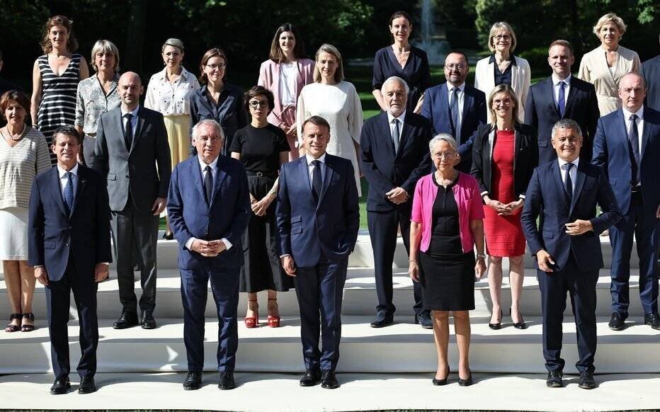 Photo de famille du gouvernement de François Bayrou en présence du président Emmanuel Macron