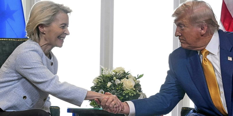 Poignée de mains entre Donald Trump et Ursula von der Leyen en Écosse, le 27 juillet 2025.