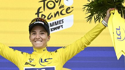 Kimberley Le Court sur le podium du maillot jaune après la 2e étape du Tour de France femmes 2025, le 27 juillet, à Quimper. (JULIEN DE ROSA / AFP)