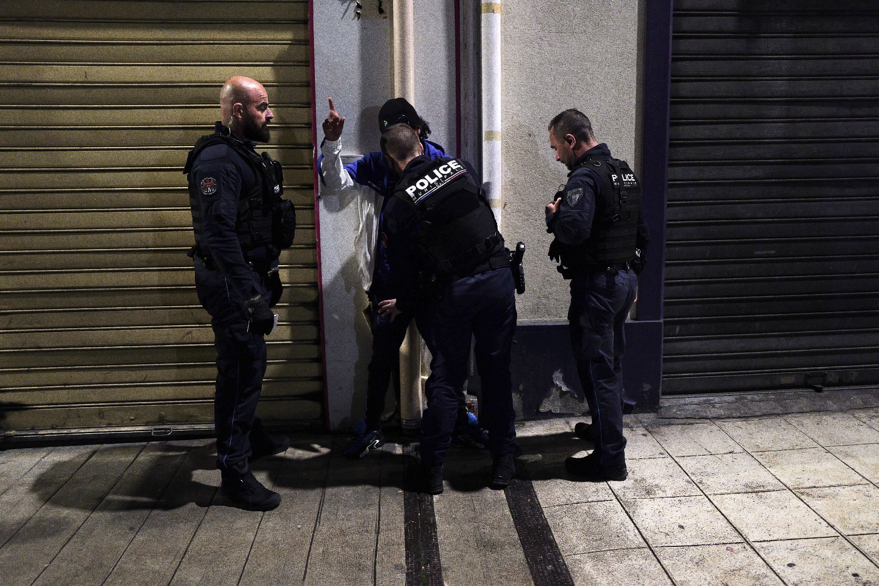 Les policiers effectuant des contrôles nocturnes à Triel-sur-Seine