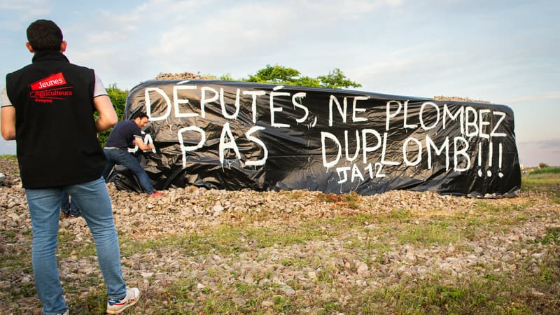Des agriculteurs du syndicat Jeunes Agriculteurs manifestent en faveur du projet de loi Duplomb, devant l'aéroport de Rodez, en Aveyron, le 15 mai 2025.