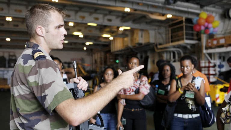 Un soldat de la Marine donnant des explications à des jeunes Français à Fort-de-France lors d'une journée de défense.