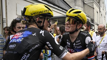 La Néerlandaise Demi Vollering (FDJ-Suez) en souffrance après sa chute dans le final de la 3e étape du Tour de France femmes, le 28 juillet 2025 à Angers. (JULIEN DE ROSA / AFP)