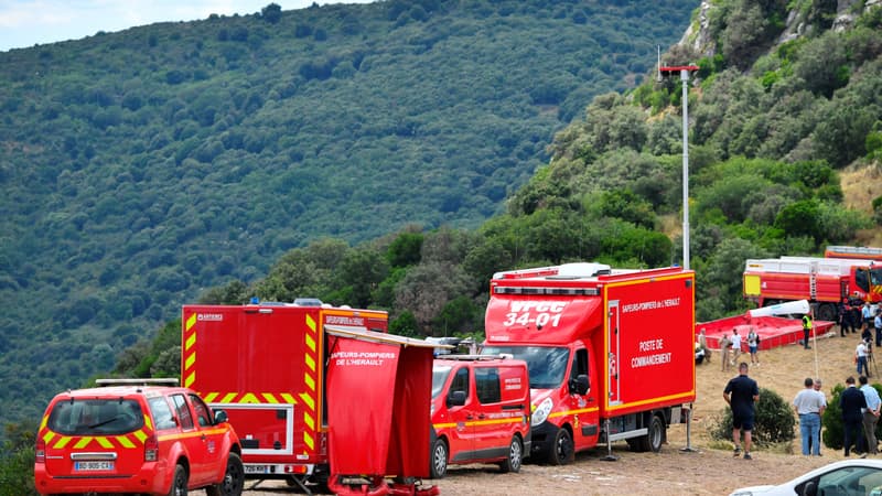 Des pompiers se tiennent à côté de leurs véhicules lors de la présentation du dispositif de lutte contre les feux de forêt dans le département de l'Hérault, le 12 juillet 2024.